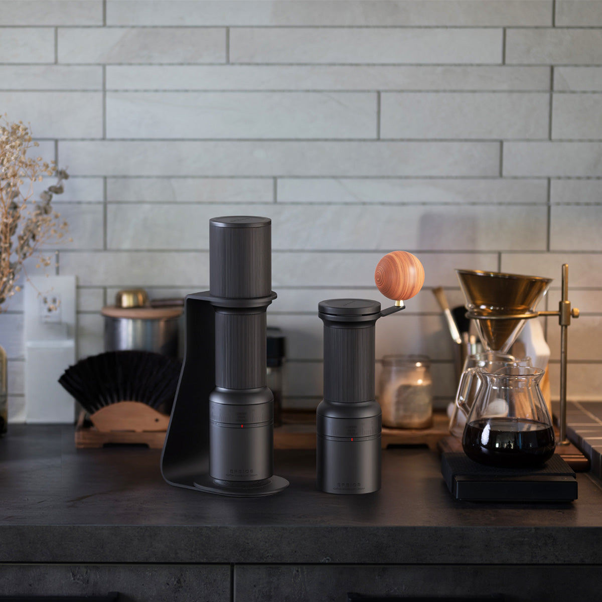 世界一バリスタ監修グラインダーが待望の2WAYタイプになって登場!シーンや好みによって幅広く使い分け可能に