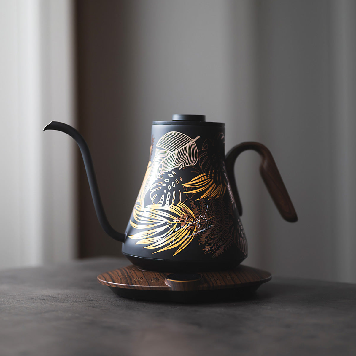 「コスパ最強」モデルで話題のEPEIOSドリップケトルLITEから待望のデザインシリーズが登場!コーヒーの産地に想いを馳せた、上品でボタニカルなイメージに