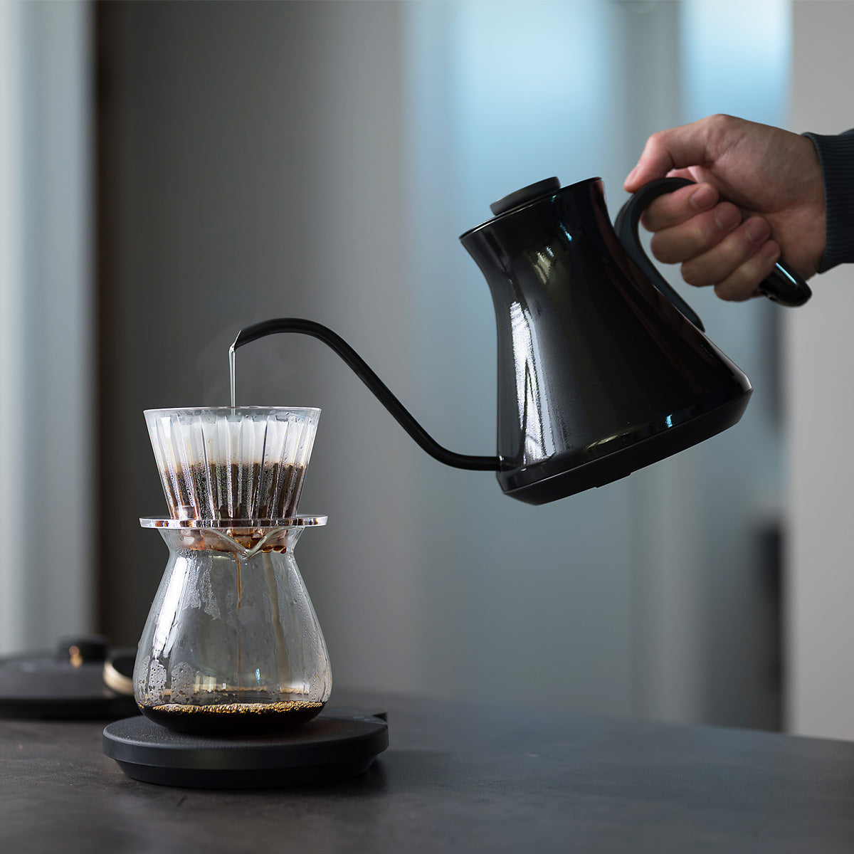 バリスタも絶賛!競技にも使用可能な本格ドリップケトル・LUX600から待望のブラックカラーが登場