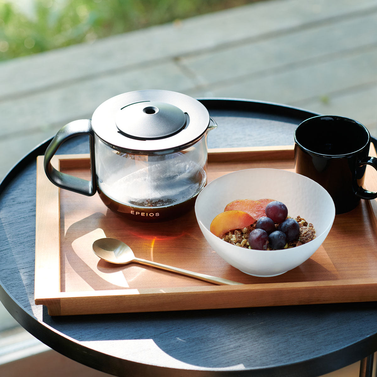 朝食のトレーに置かれた Mocca のガラスサーバーとカップ