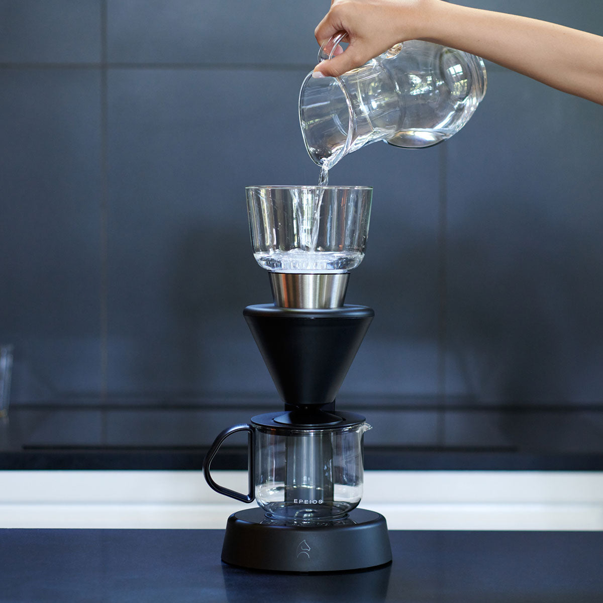 Mocca 上部の水タンクへ水を注ぐ様子
