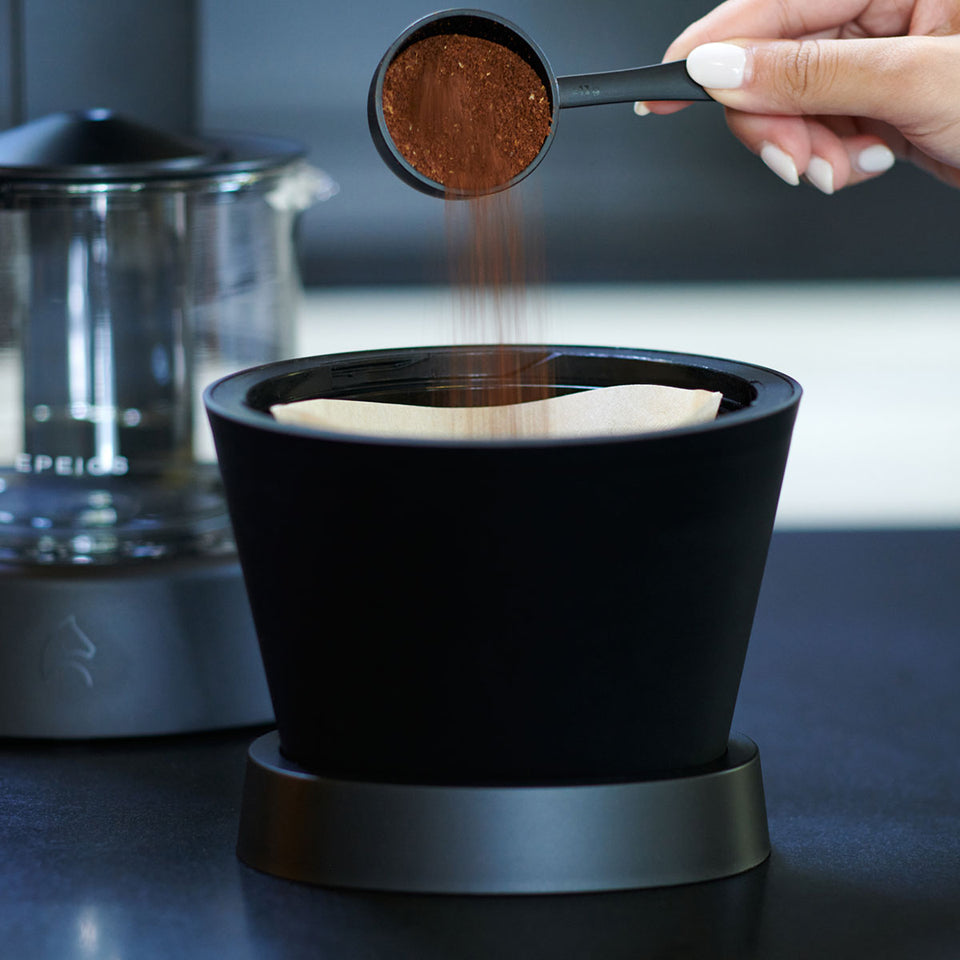 Moccaのドリッパーへコーヒー粉を入れる様子