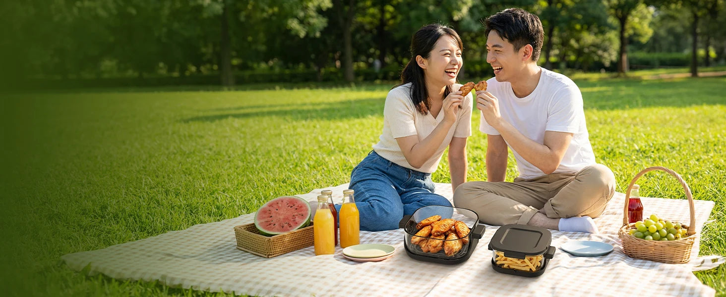 屋外でEPAO248のガラスボウルに入った料理を楽しむ二人