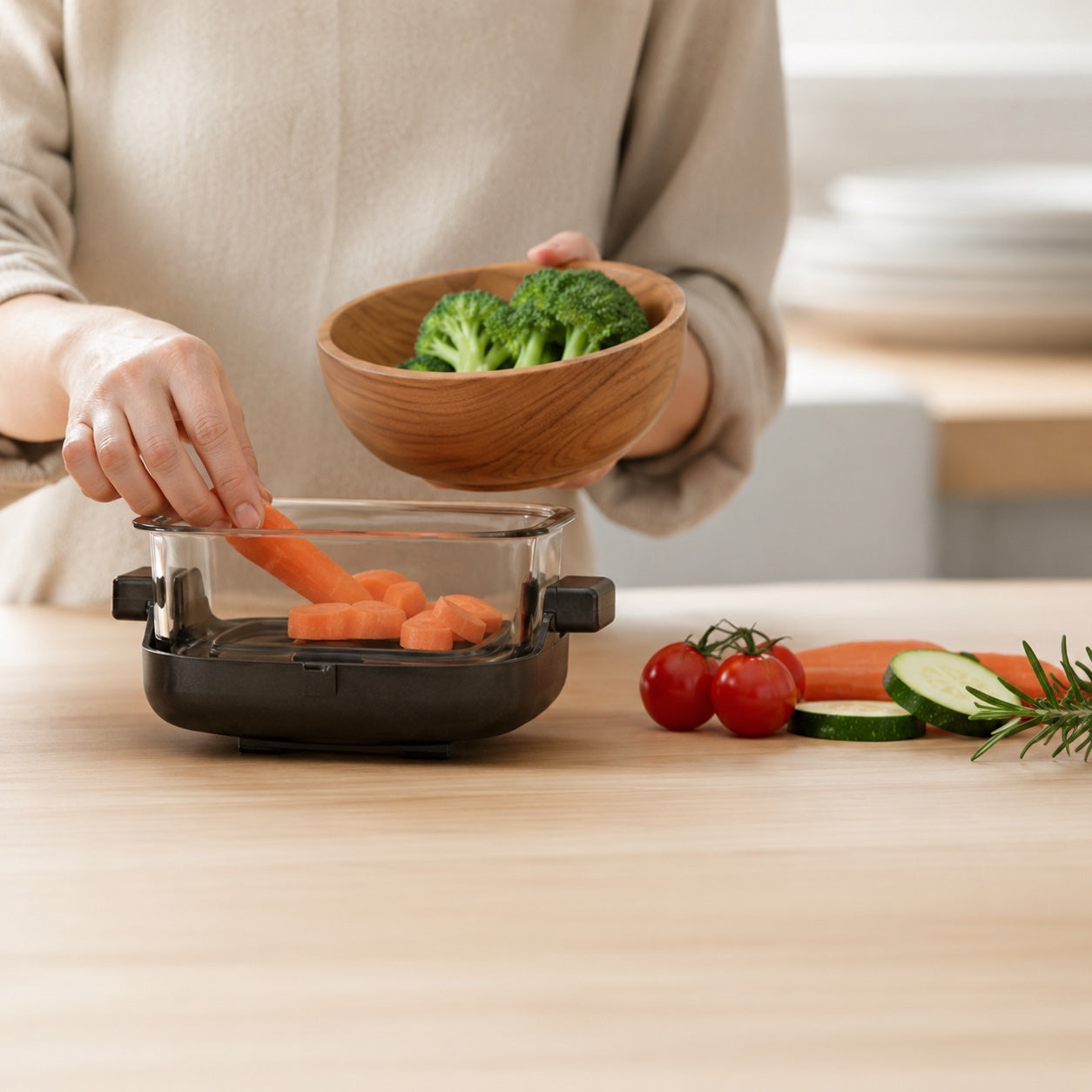 ガラスボウルで食材を下ごしらえする様子