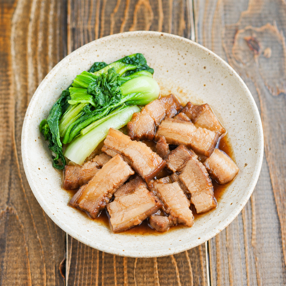 黒酢ソースをかけた豚ばら肉とチンゲン菜の盛り付けイメージ（AI生成）