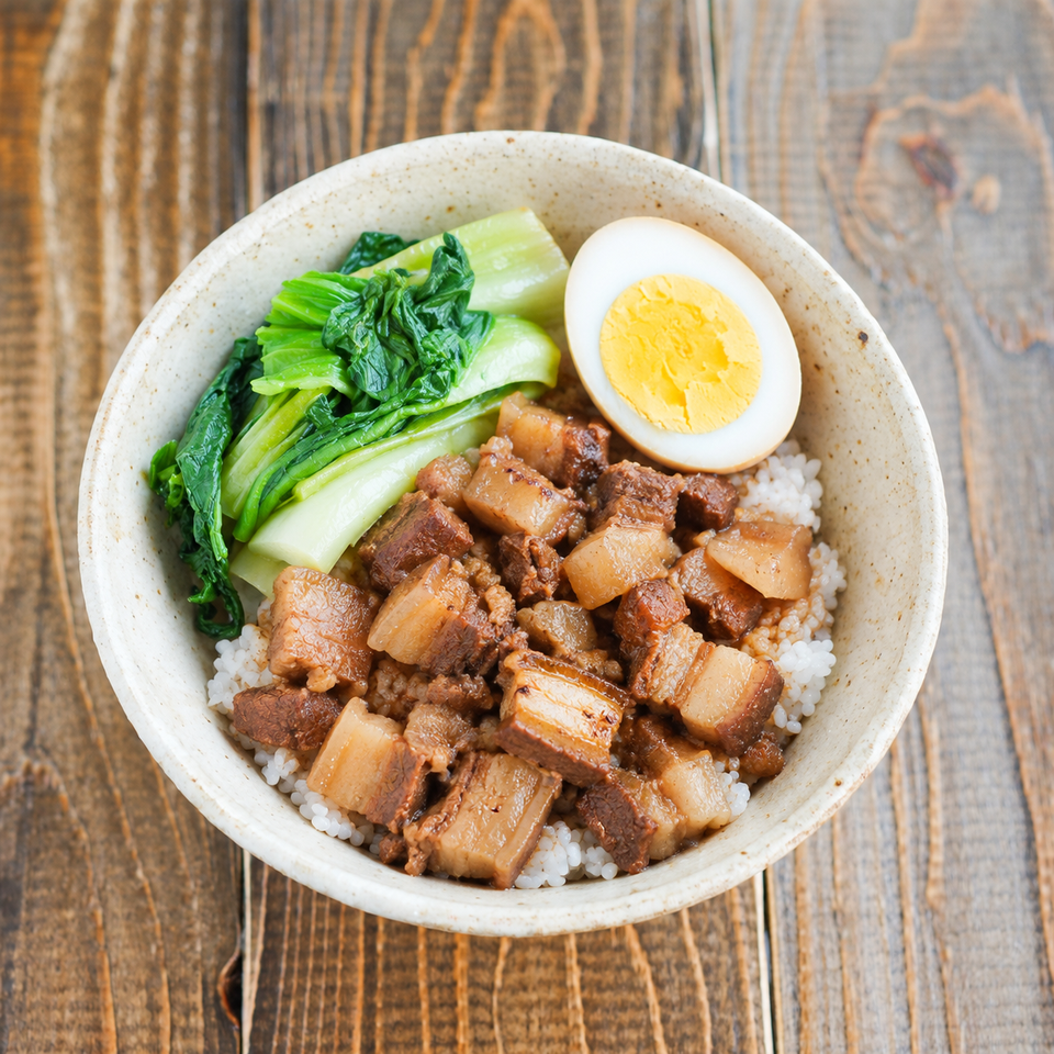 五香粉だれの豚肉をごはんにのせ、固ゆで卵と青菜を添えた丼のイメージ（AI生成）
