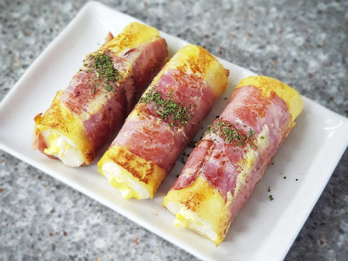 卵とパンのベーコン巻きの料理写真