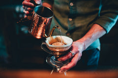 ケトルからコーヒーを淹れる様子