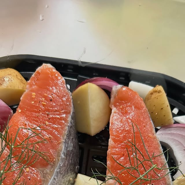 EPAO248で鮭とじゃがいものハーブローストを作るmi_no.moguさんのInstagram投稿