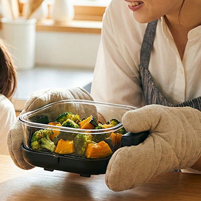 調理した料理をガラスボウルのまま食卓へ運ぶ様子