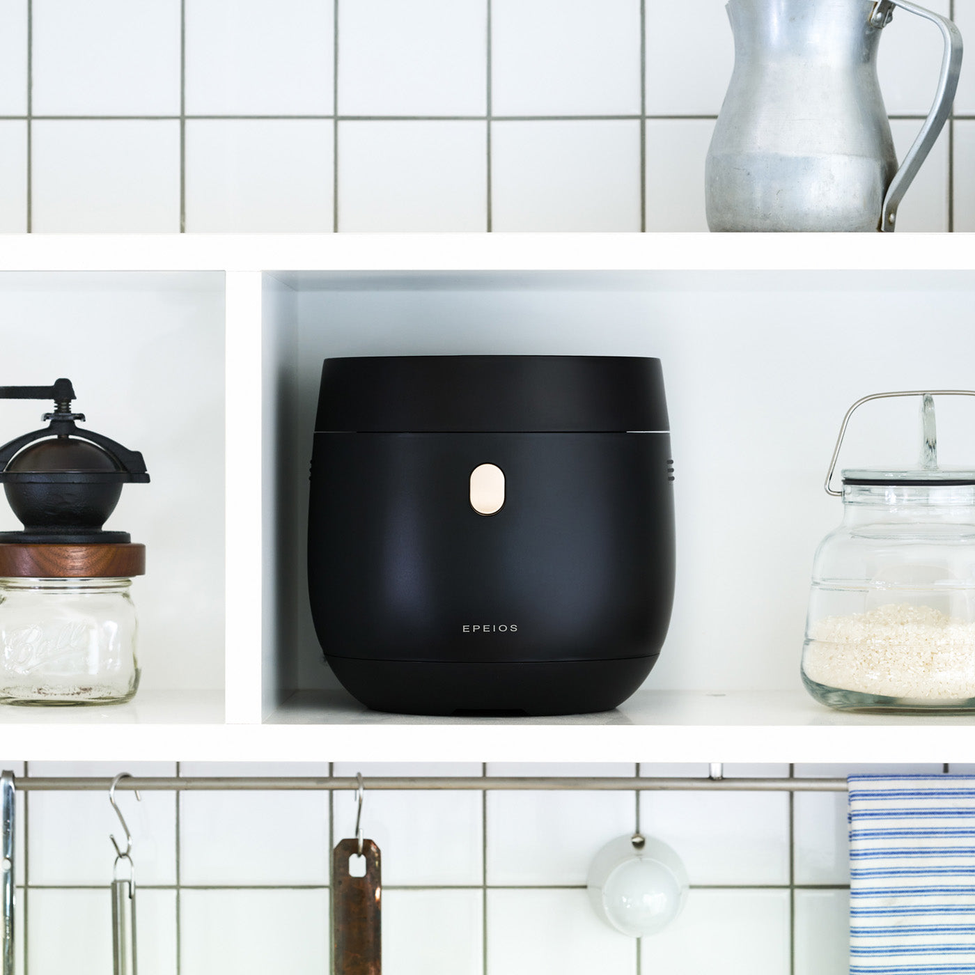 明るいキッチンの棚に置かれたEPEIOS HUG 炊飯器 ブラック