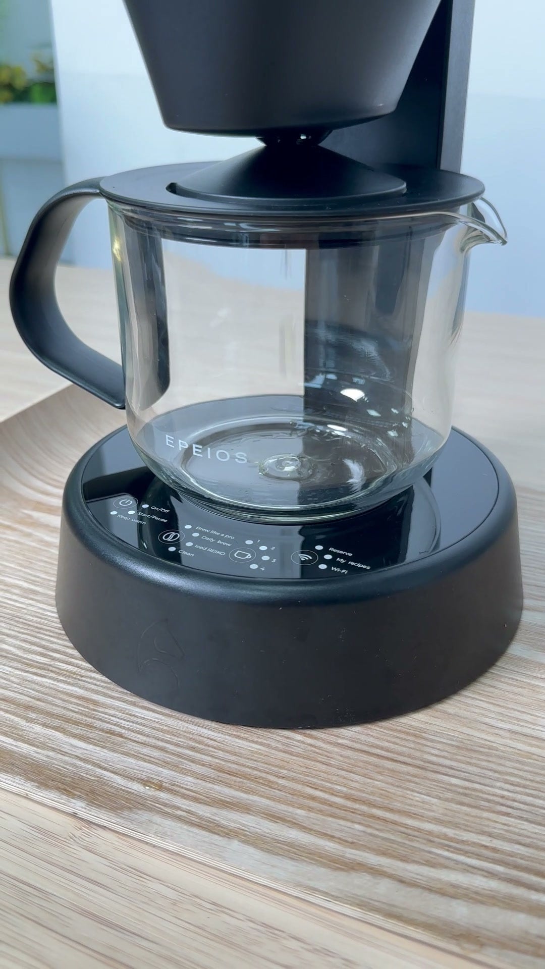 Moccaでコーヒーを淹れる様子。製品映像より